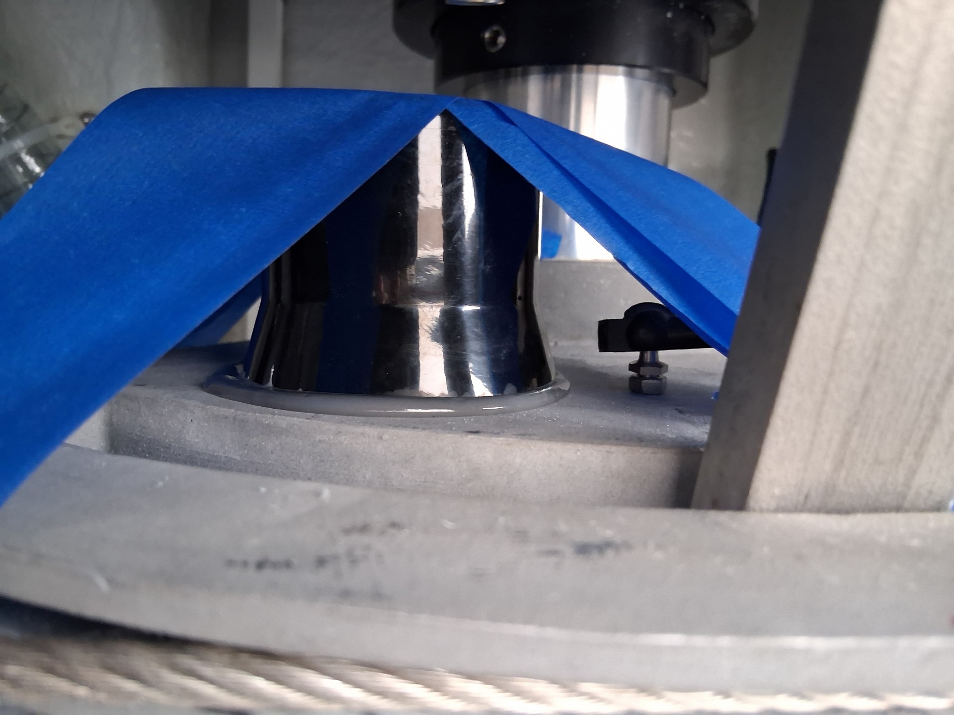 Transducer wird abgeklebt, damit die Klebeverbindung unter Druck aushärten kann