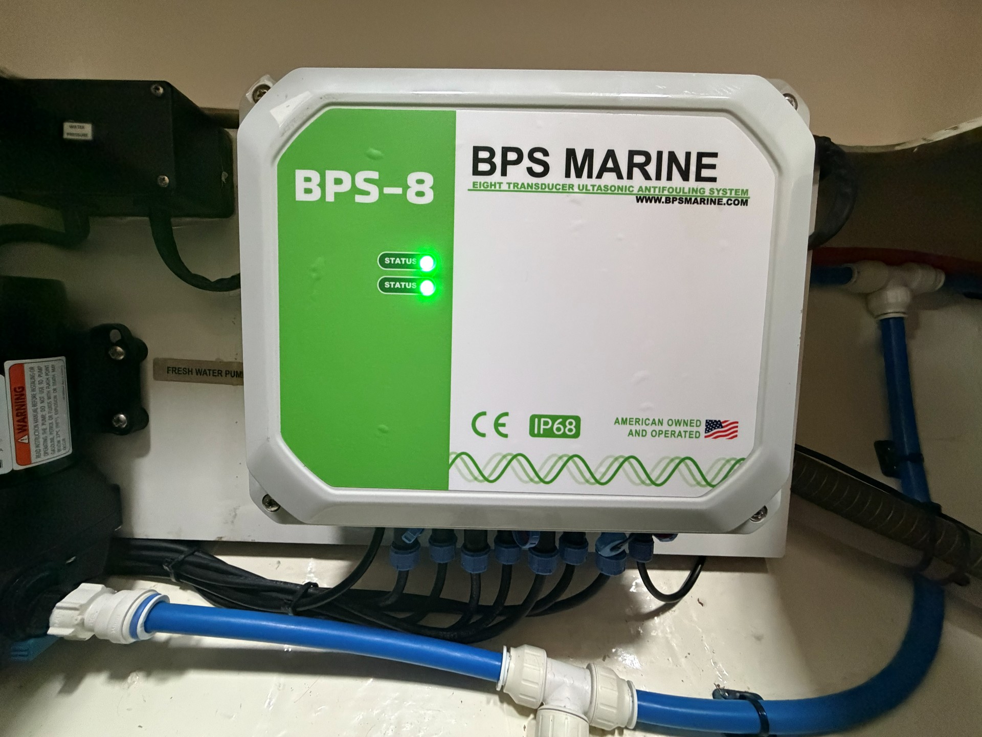 Installierte BPS-8-Steuereinheit mit leuchtenden grünen Status-LEDs