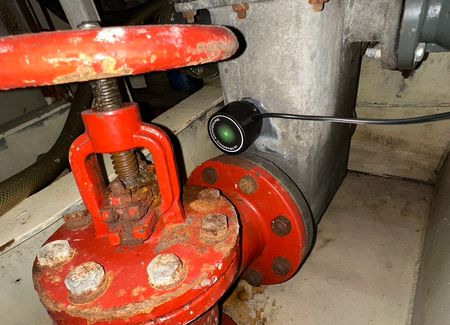 Transducer befestigt nahe einer Leitung und einem Absperrventil