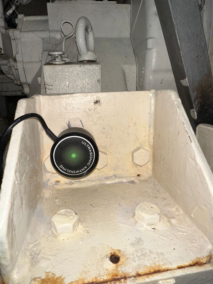 BPS Ultraschall-Transducer montiert nahe der Wellenleitung