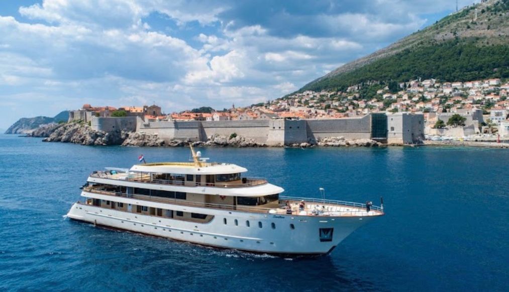 MS Lastavica fährt entlang der Küste von Dubrovnik, Kroatien